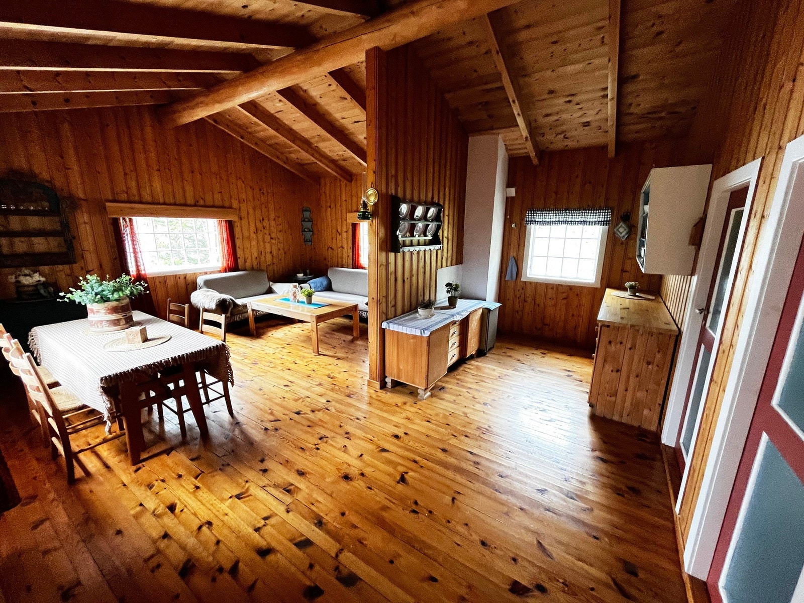 Det er et enkelt kjøkken i hytta i tilknytning til stuen. Galleribilde