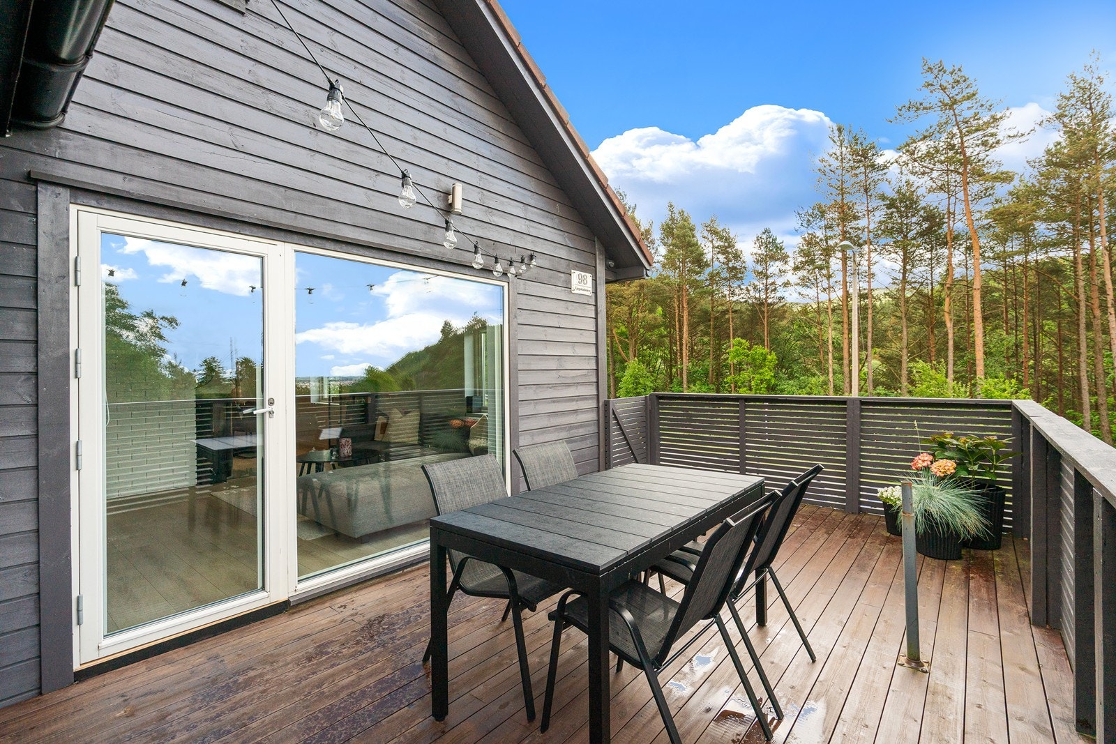 Utgang fra stuen til en terrasse på 18 m² med plass til familie og venner på gode måltider utendørs. Galleribilde