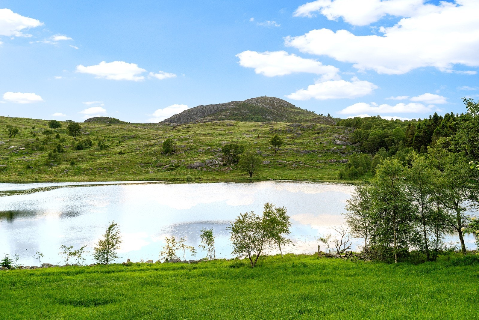 Eiendommen ligger i et naturskjønt område med utsikt mot omkringliggende landskap og vannspeil. Galleribilde