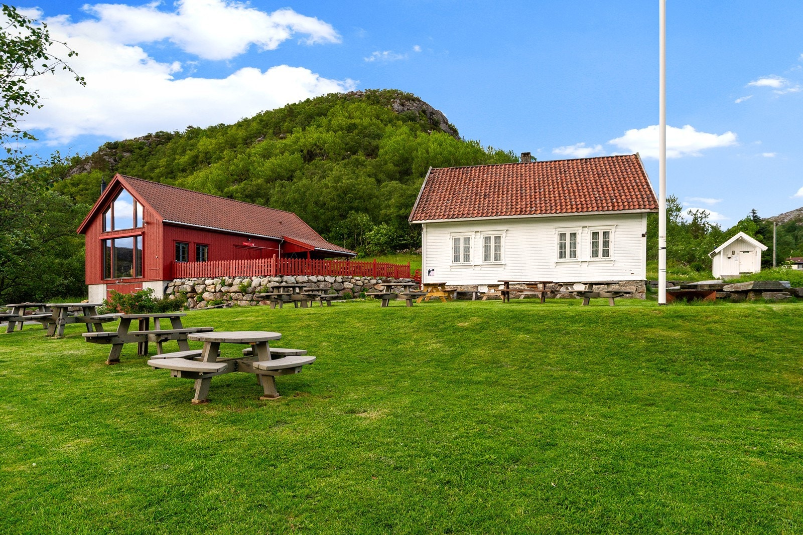 Området rundt eiendommen har gode rekreasjonsmuligheter og tilgang til natur. Galleribilde