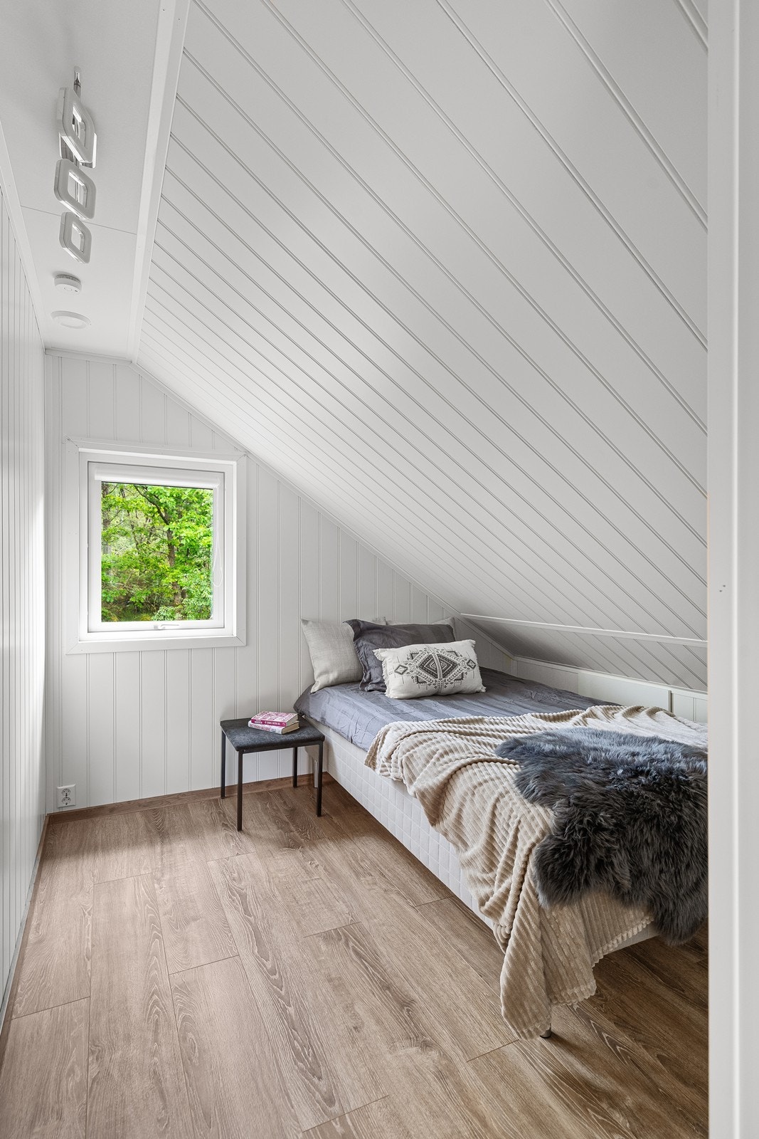 Soverommet har trepanel og laminatgulv, som gir en solid og vedlikeholdsfri løsning. Galleribilde