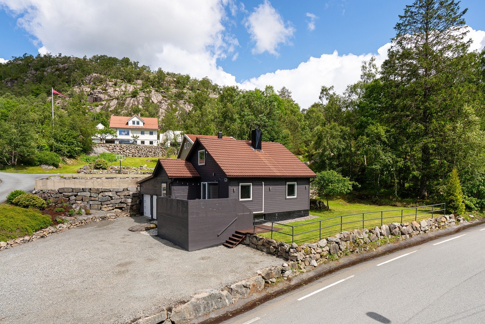 Området rundt boligen preges av flott natur med grønne omgivelser og fjell i nærheten. Galleribilde