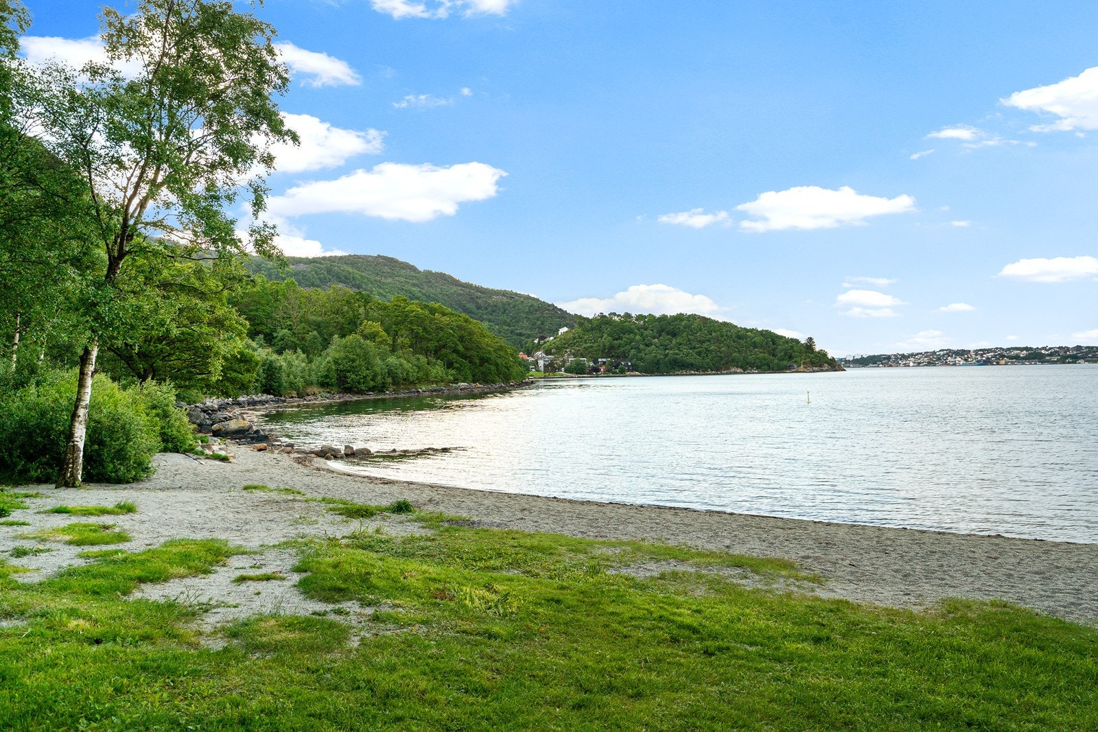 Strandområdet gir tilgang til rekreasjon og aktiviteter ved vannet. Galleribilde