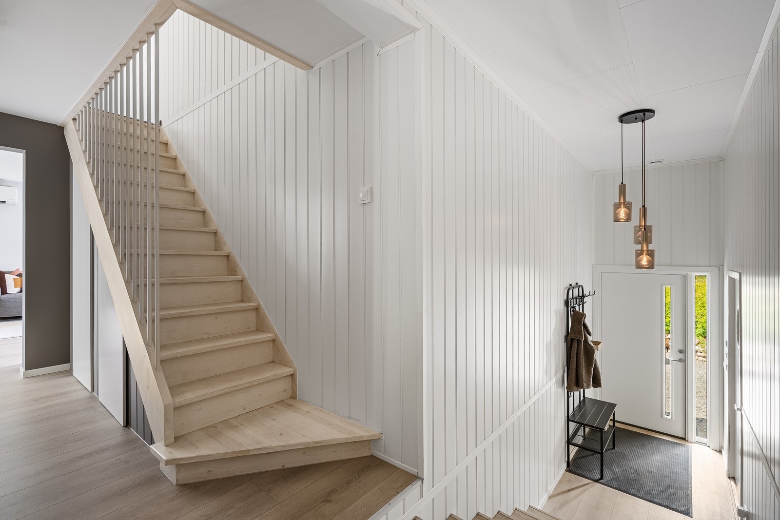 Tretrappen fører opp til boligen 2 etasje. Galleribilde