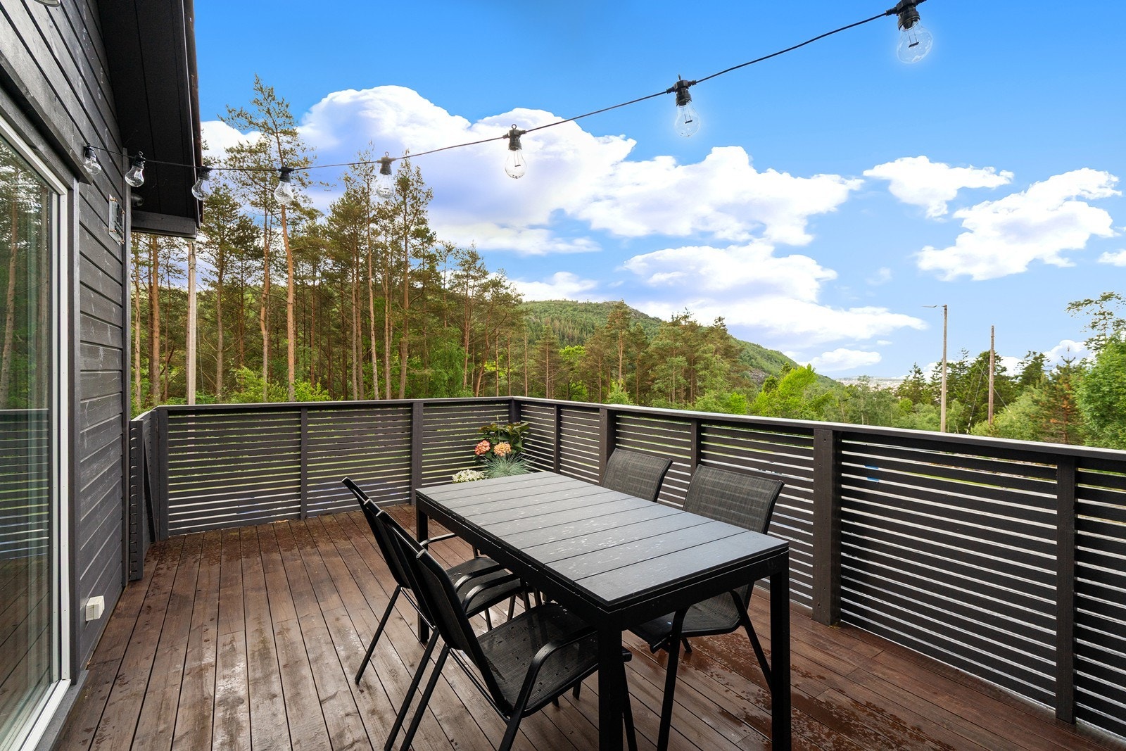 Terrassen er romslig med en fantastisk utsikt. Galleribilde