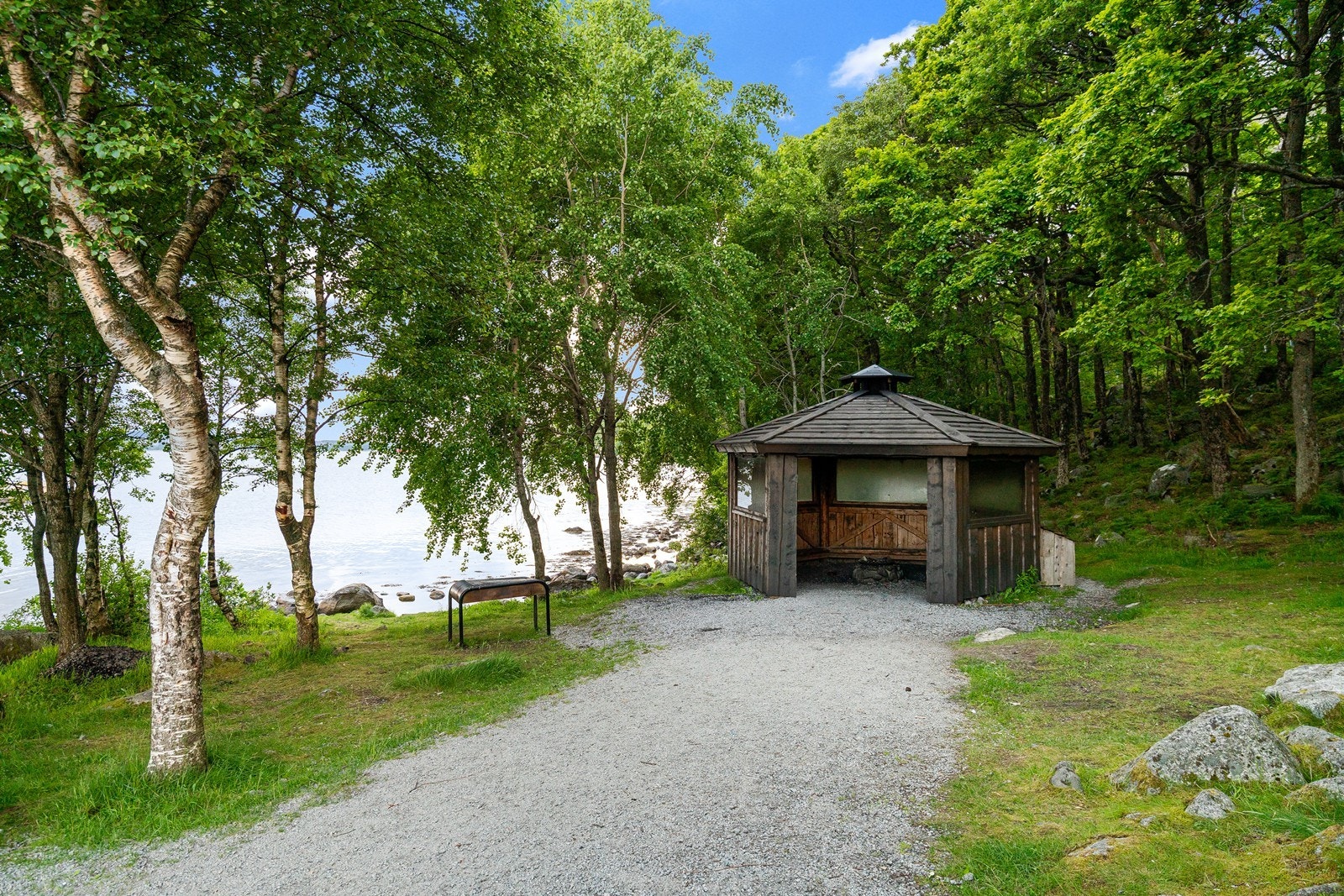 Lysthus gir en skjermet plass for samvær. Galleribilde
