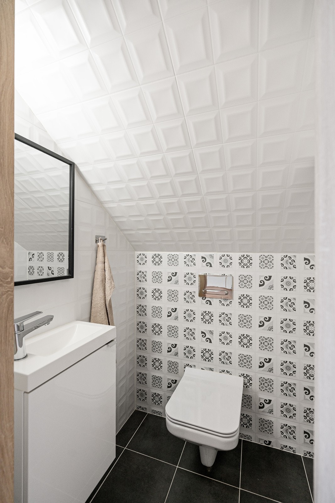 Toalettrommet i loftsetasjen er utstyrt med wc og håndvask. Galleribilde