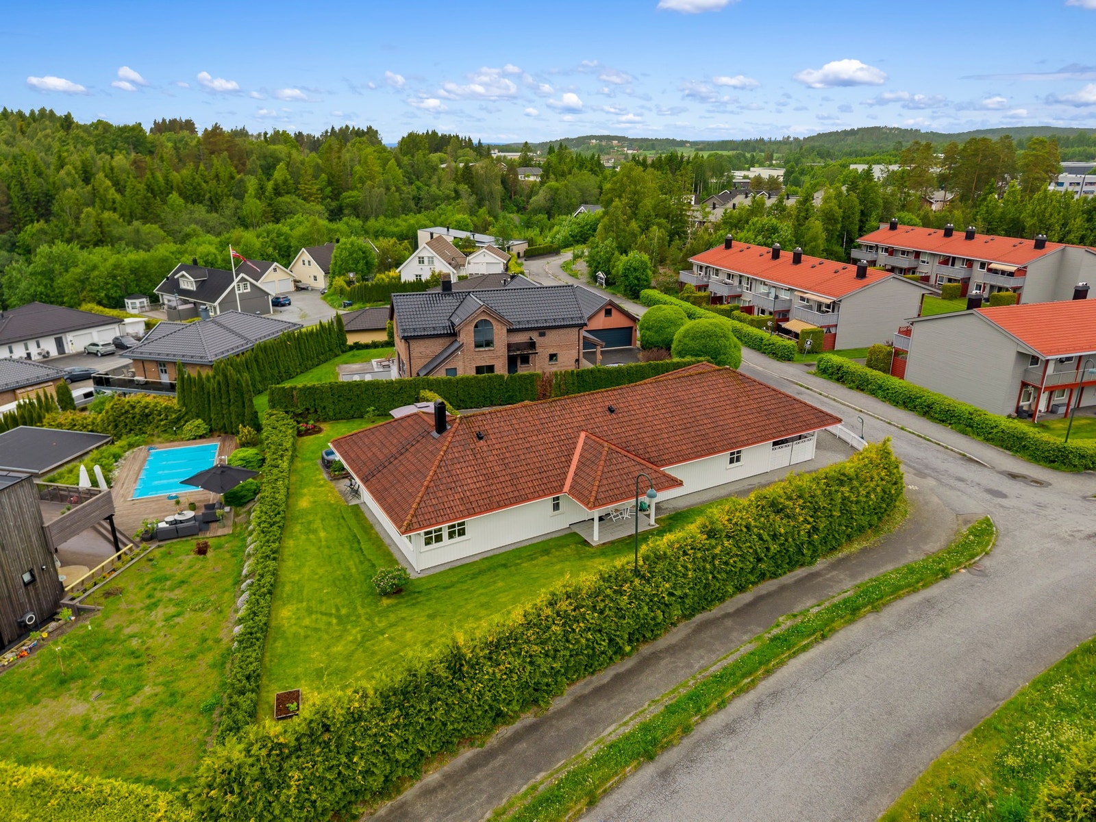 Kort vei til skole, barnehage, sentrum, kollektivtransport og flotte turmuligheter. Galleribilde