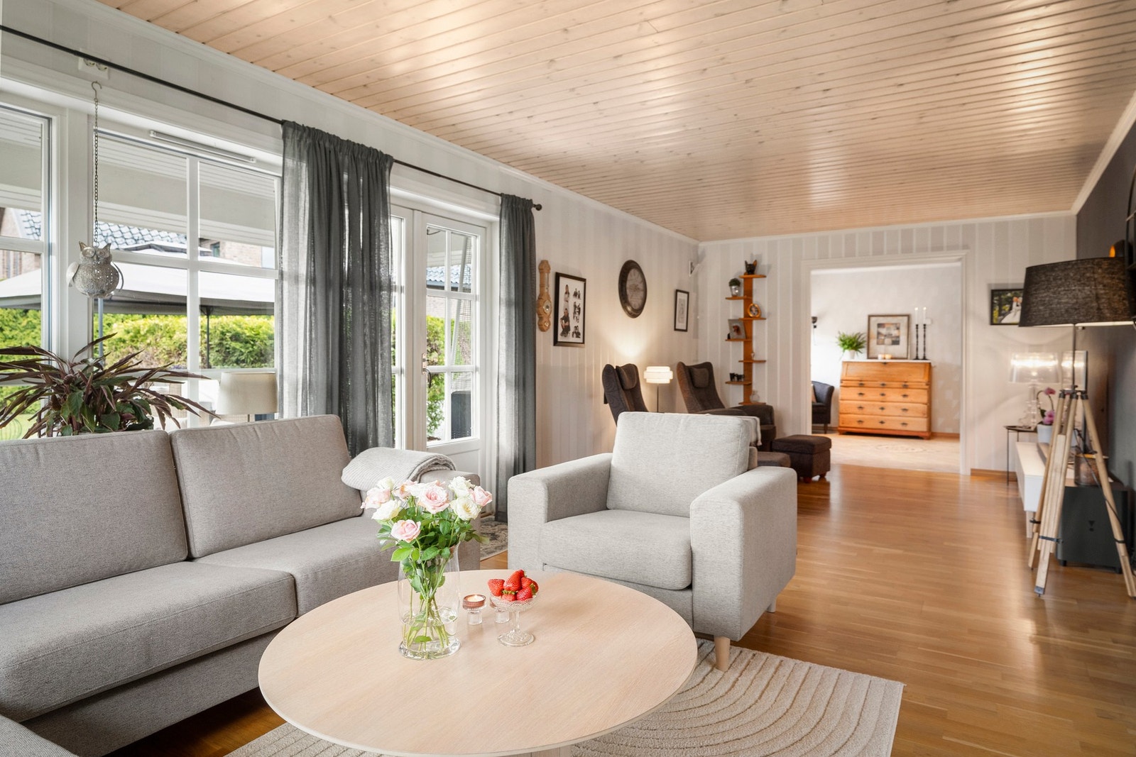 God plass til sittegrupper i ulike soner. Galleribilde