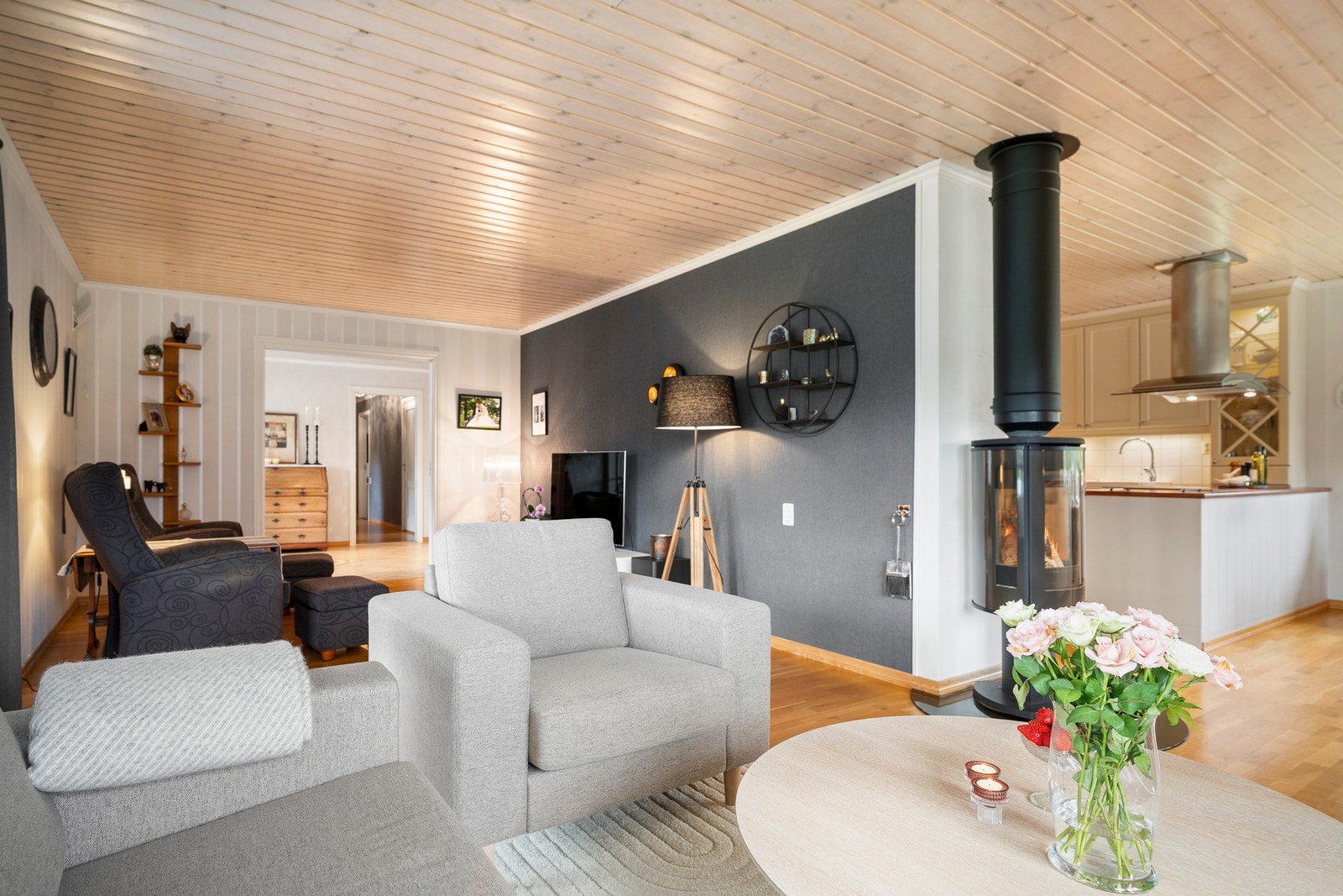 Vedovn med stålpipe gir god varme. Galleribilde