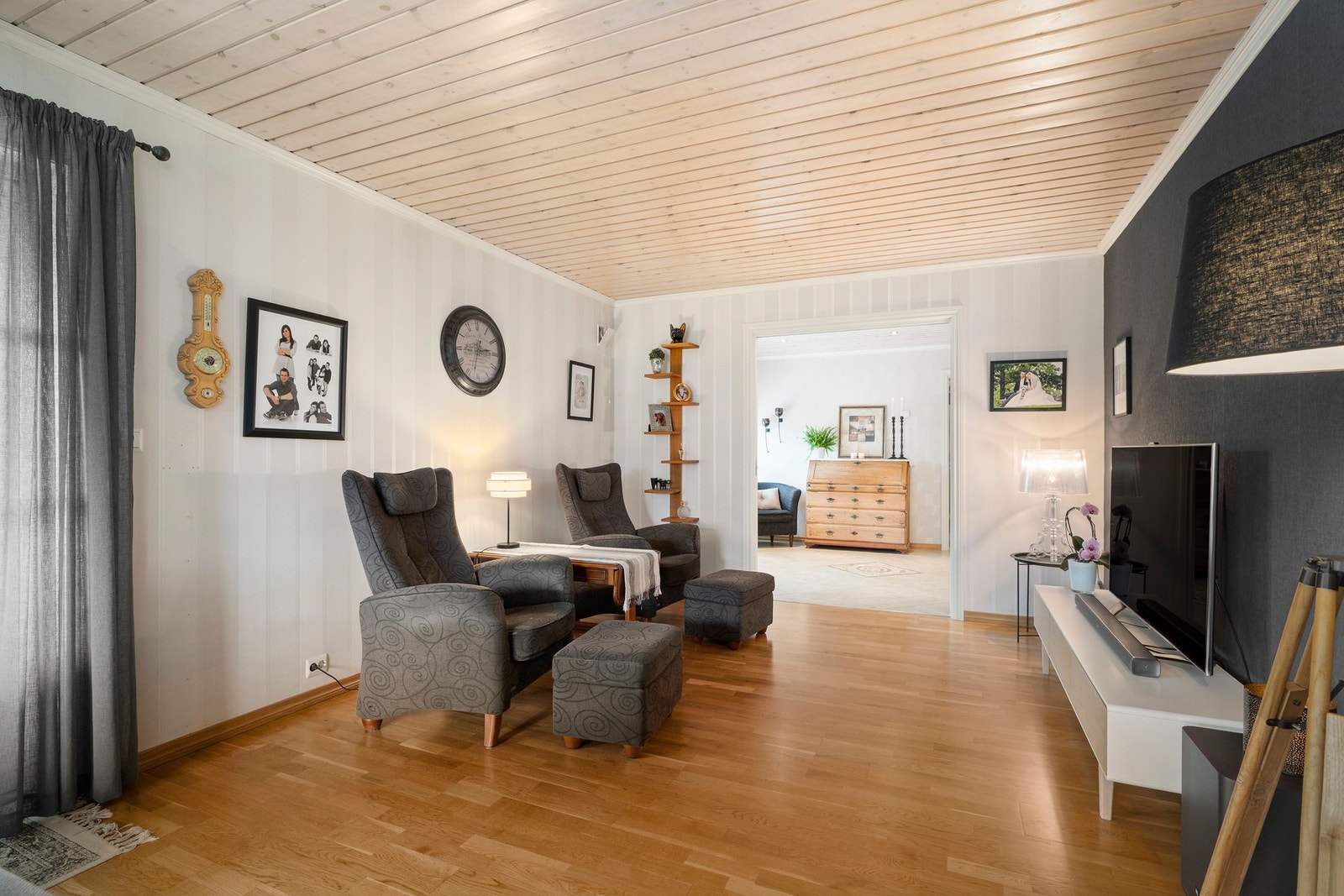 Romslig og trivelig stue med gode møbleringsmuligheter. Galleribilde