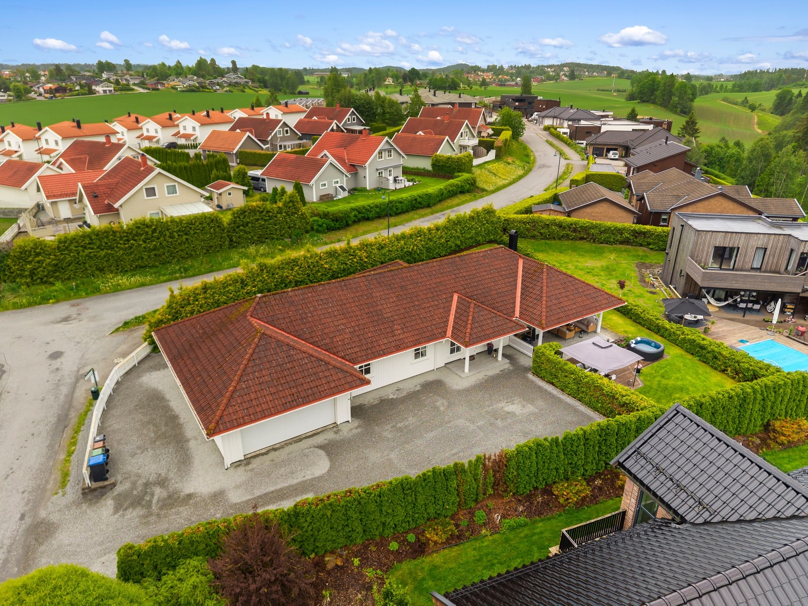 En lettstelt og komfortabel bolig som passer perfekt for både barnefamilier og voksne som ønsker en praktisk hverdag på ett plan. Galleribilde