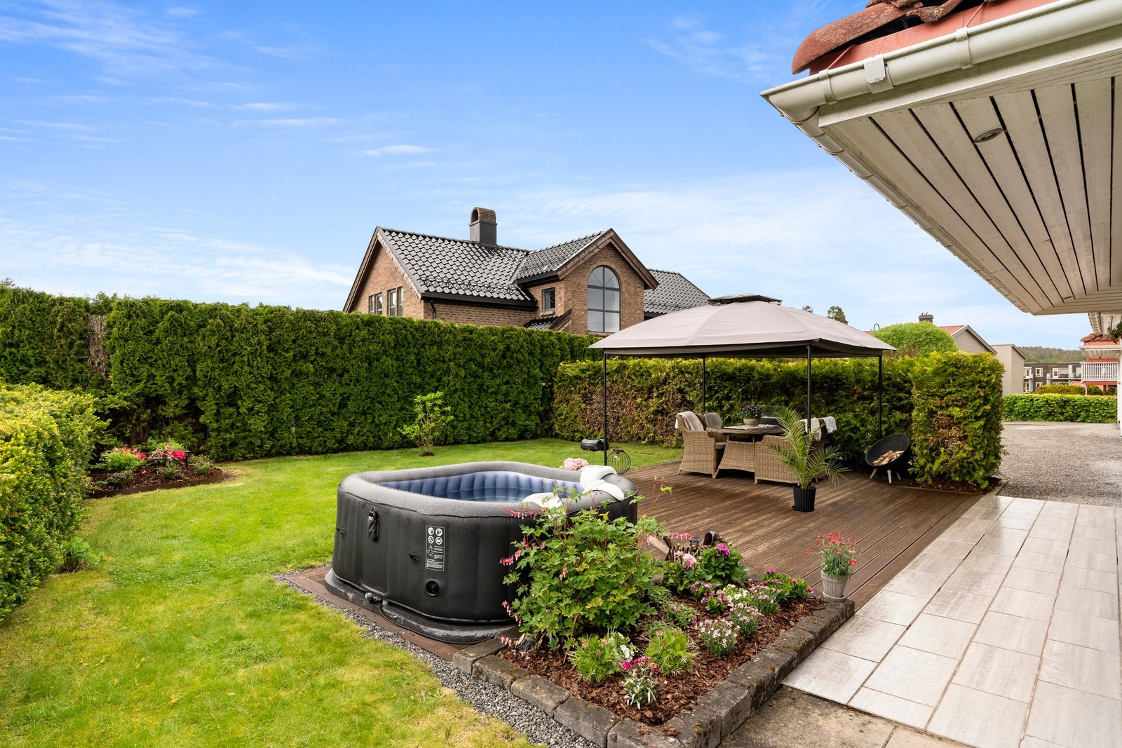 Pent opparbeidet hage med gressplen og beplantninger. Galleribilde