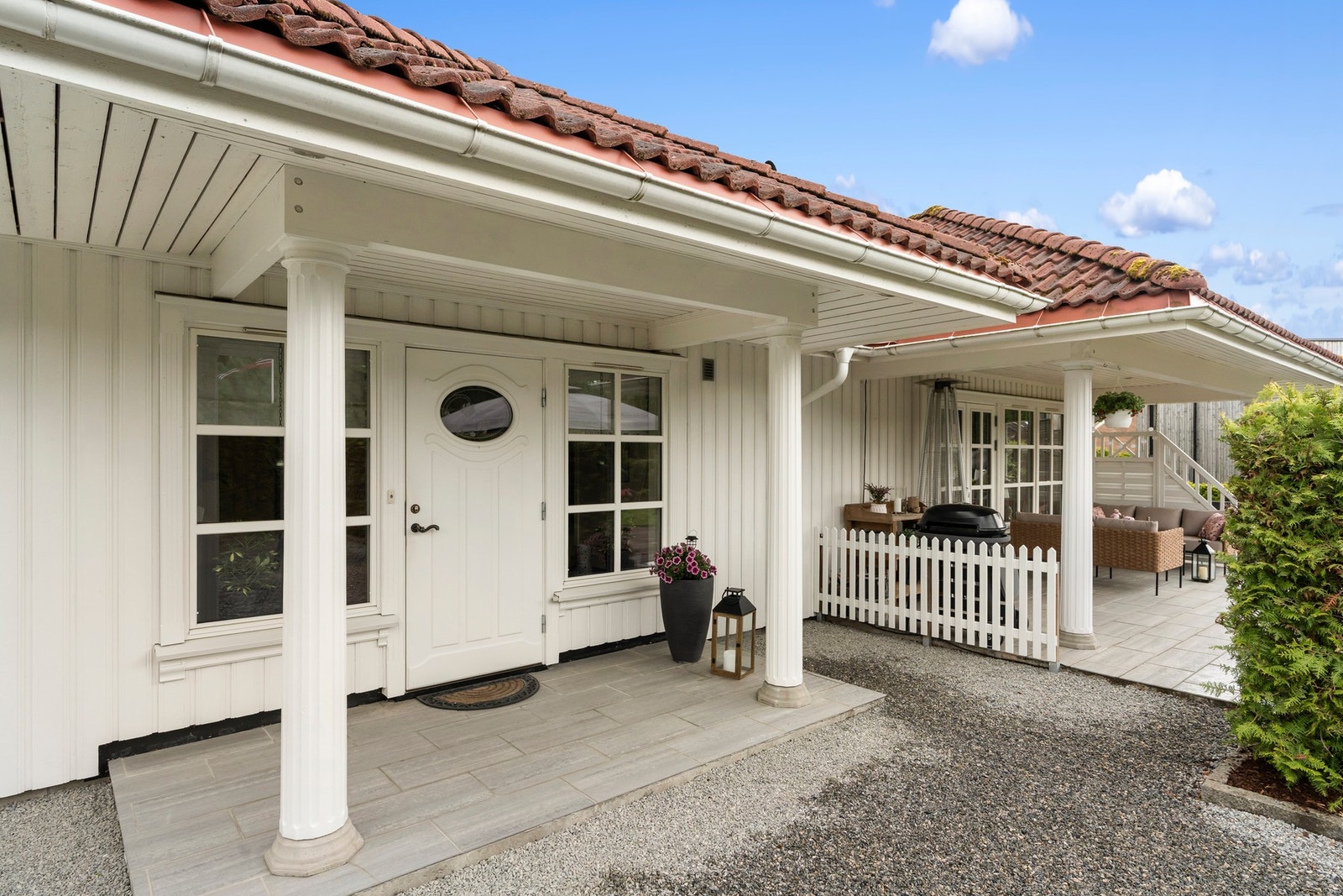 Overbygget inngangsparti - velkommen inn! Galleribilde
