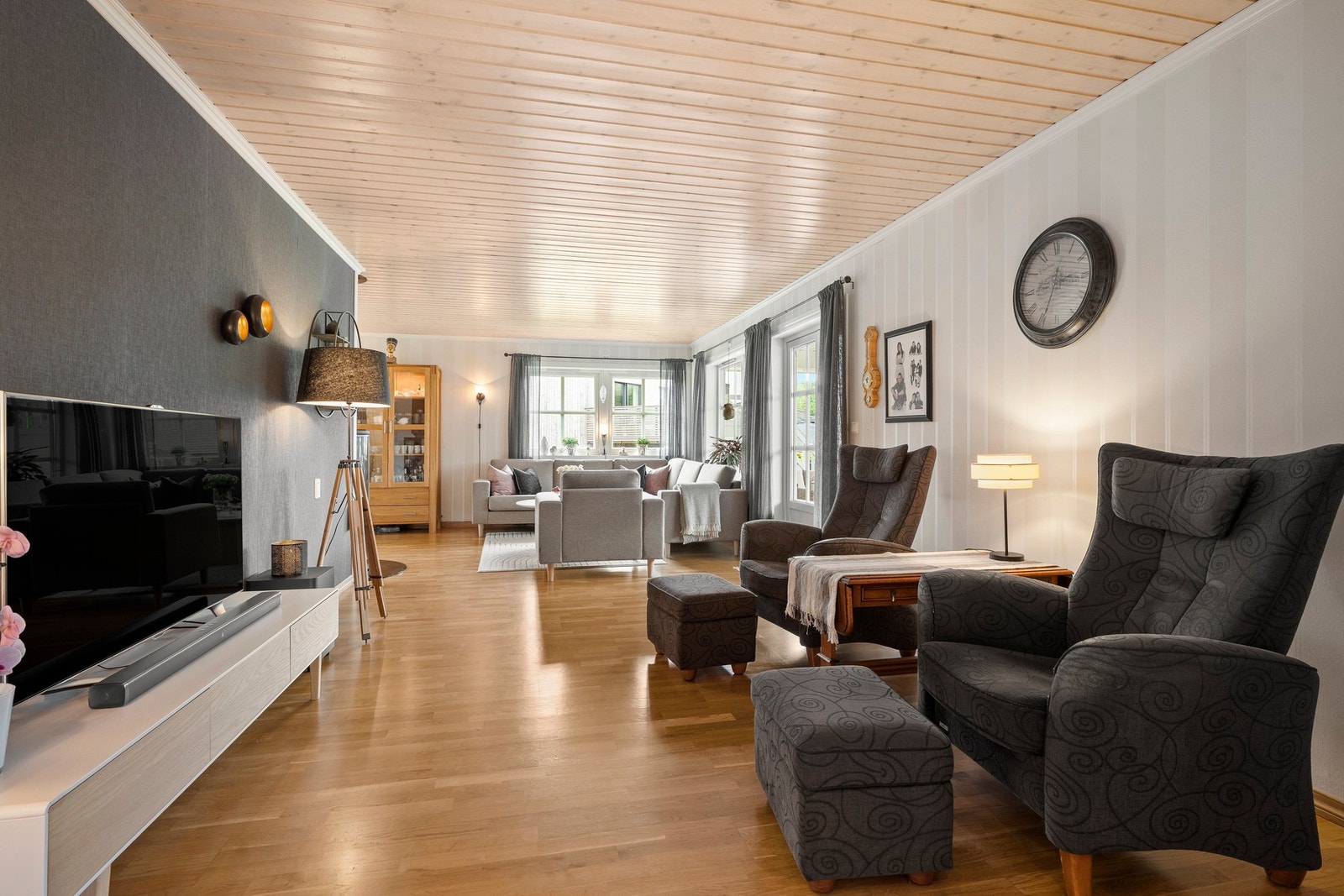 Store vindusflater gir godt med naturlig lys. Galleribilde