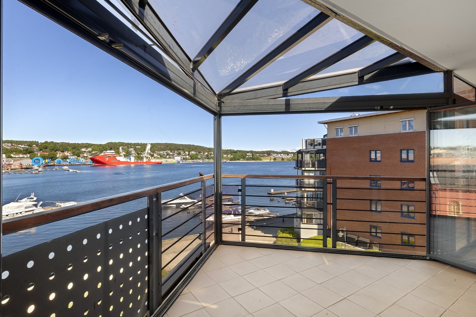 Innglasset balkong på ca. 16 kvm Galleribilde