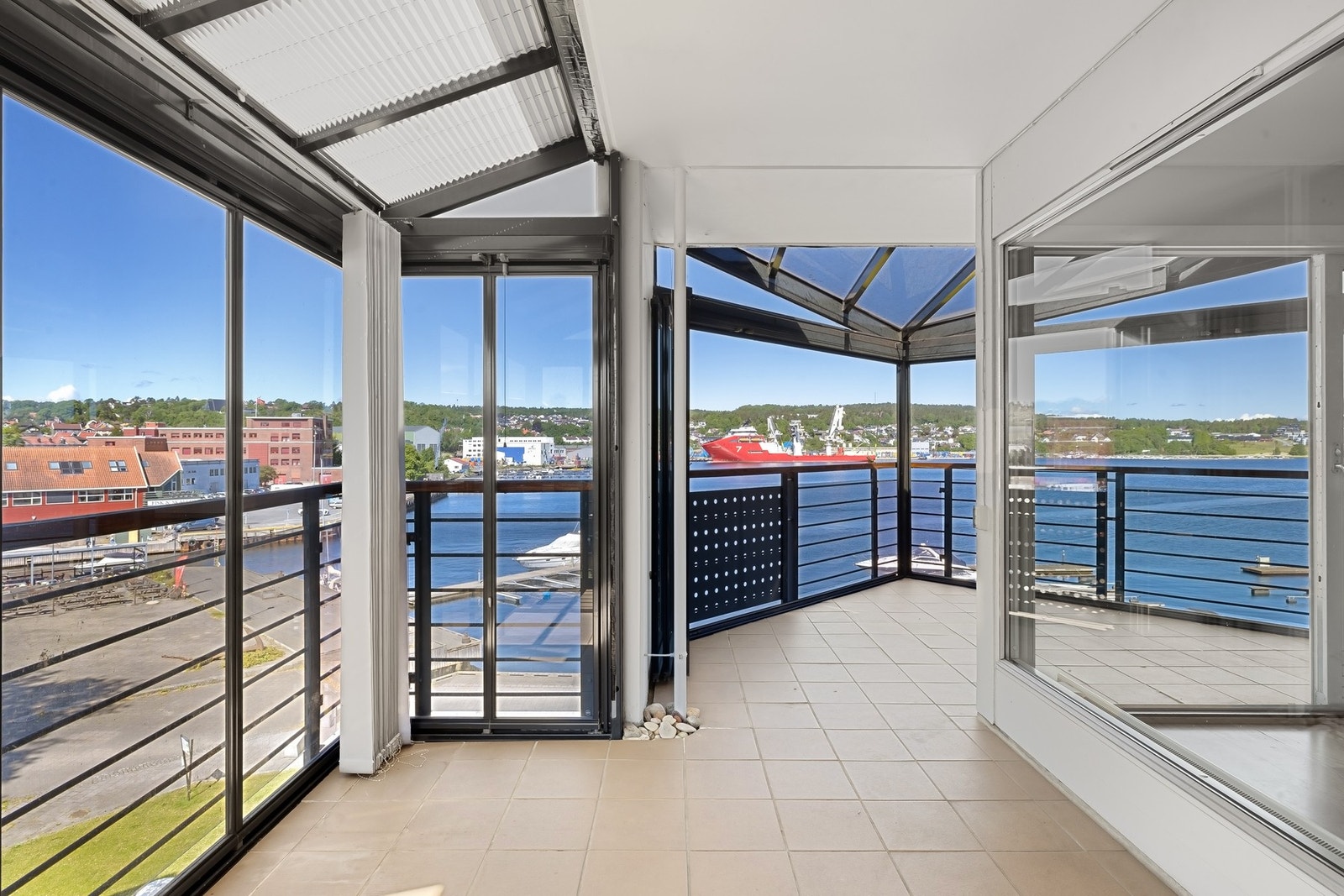 Fra balkongen kan du se ut mot sjøen og bryggeanlegget hvor det medfølger en båtplass Galleribilde