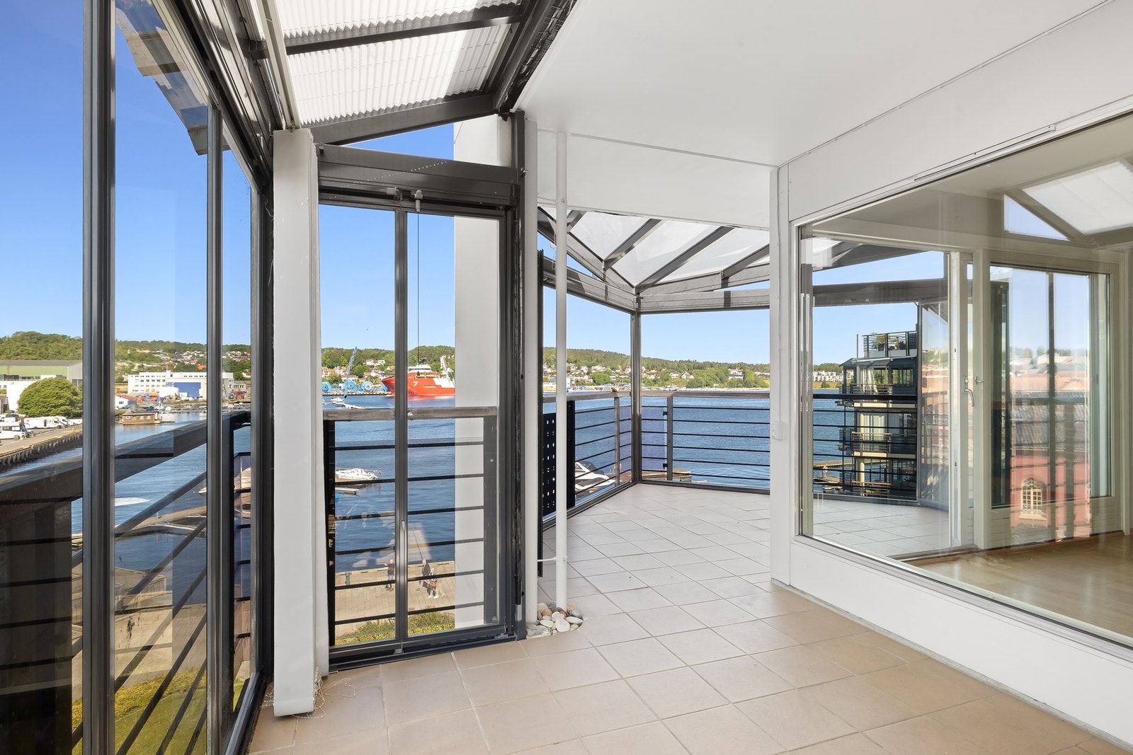 Det er god plass til utemøbler Galleribilde