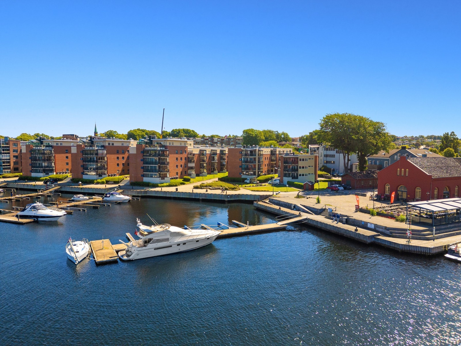 Det medfølger båtplass i bryggeanlegget rett nedenfor leiligheten Galleribilde