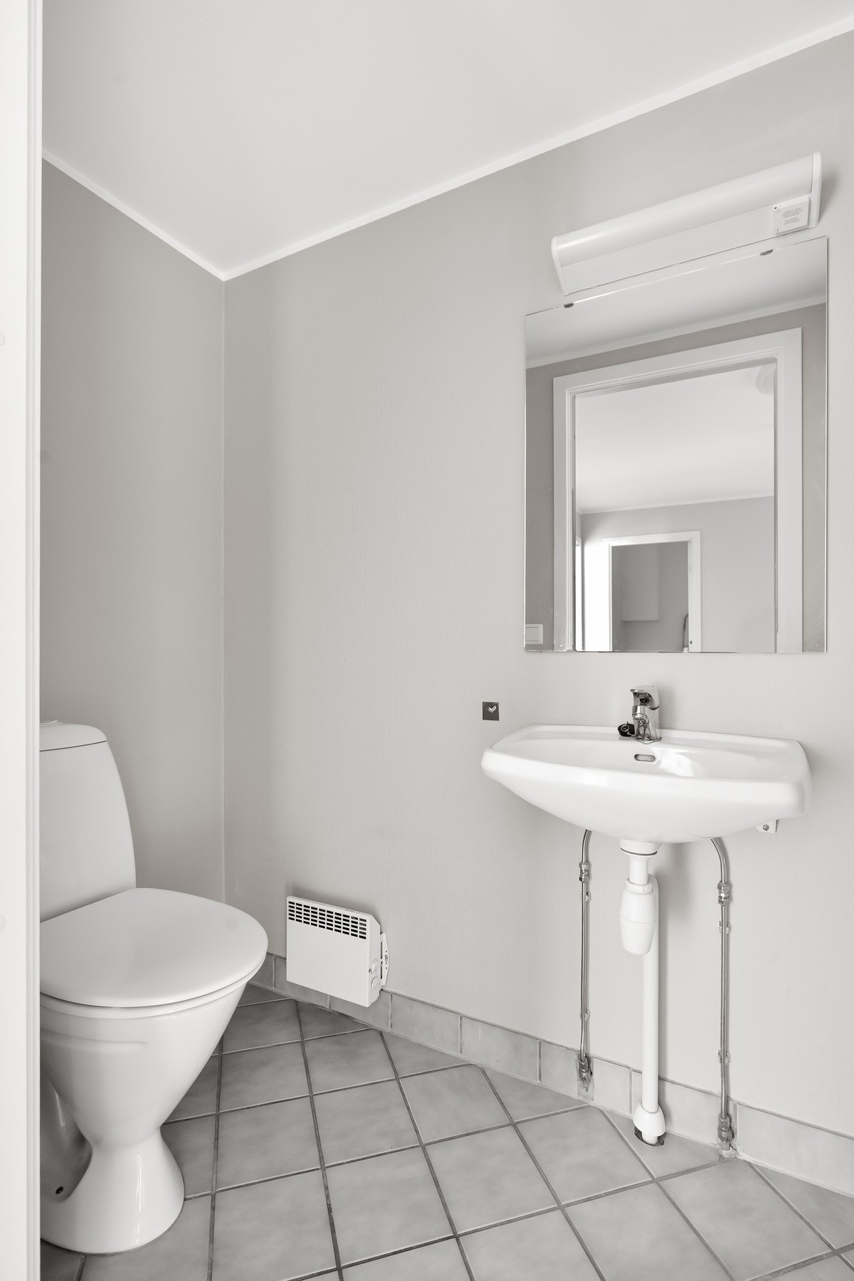 Rett ovenfor badet ligger et separat toalettrom Galleribilde