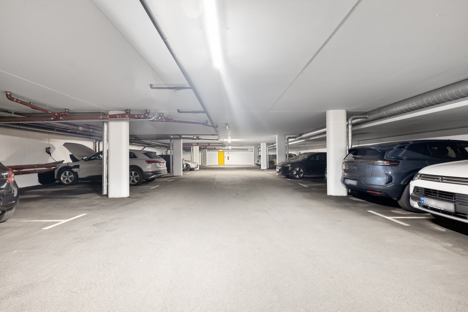 Parkering i felles garasjeanlegg i kjelleren, samt to boder Galleribilde