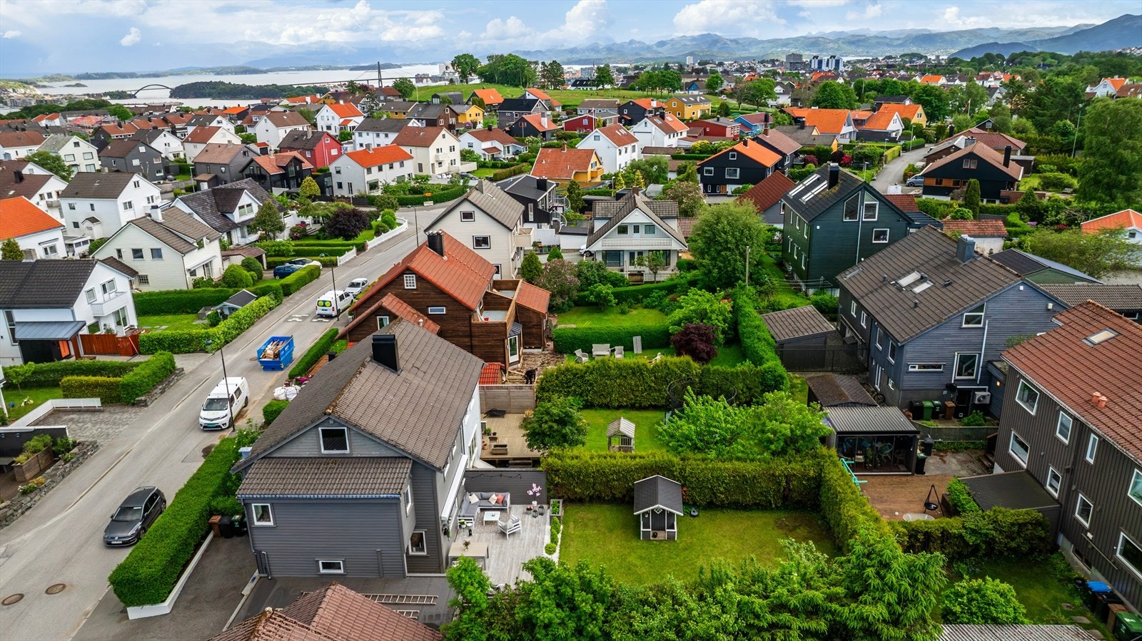 Boligen ligger fint til i et rolig, barnevennlig område på Byhaugen. Galleribilde