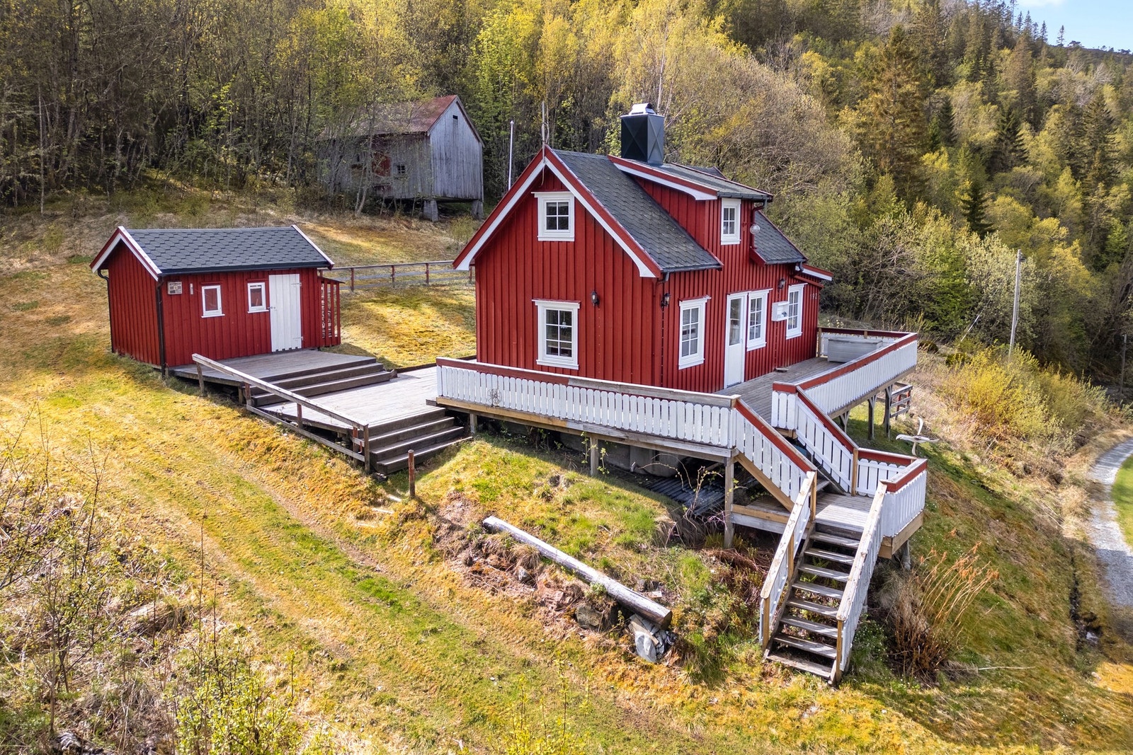 Sjarmerende hytte med romslig terrasseareal på til sammen 85 kvm. Vei helt frem til hytta. Galleribilde