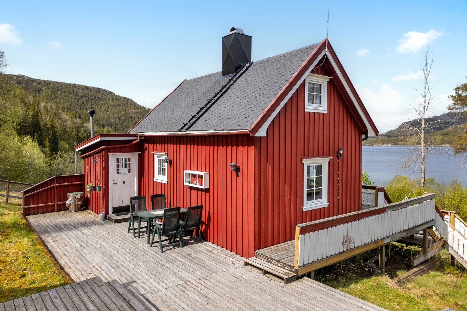 Inngangsparti. Det generøse terrassearealet gjør at man kan forflytte seg barbeint rundt hytta. Galleribilde