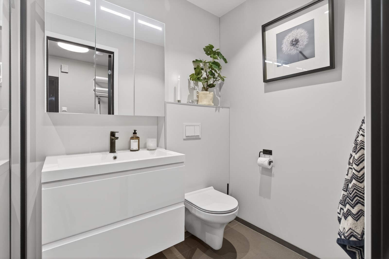 Badet har vegghengt toalett med innebygget cisterne og lekkasjesikring. Galleribilde