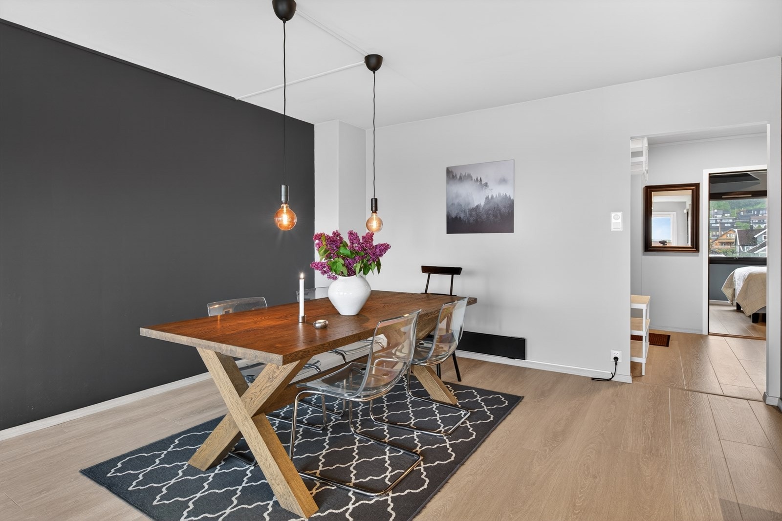 Den åpne løsningen mellom stue og kjøkken skaper en sosial og luftig atmosfære, med god plass til spisebord. Galleribilde