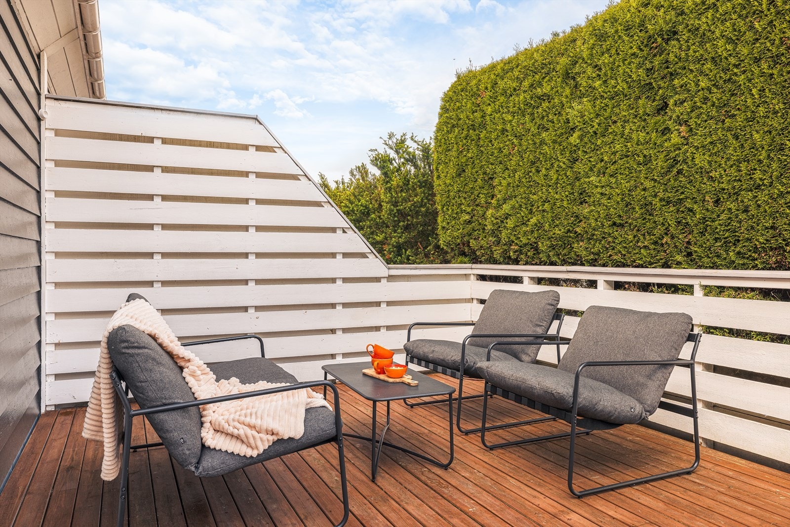 Utgang til østvendt terrasse fra stuen, hvor man sitter meget lunt og skjermet. Her er det god plass til sittegrupper. Galleribilde