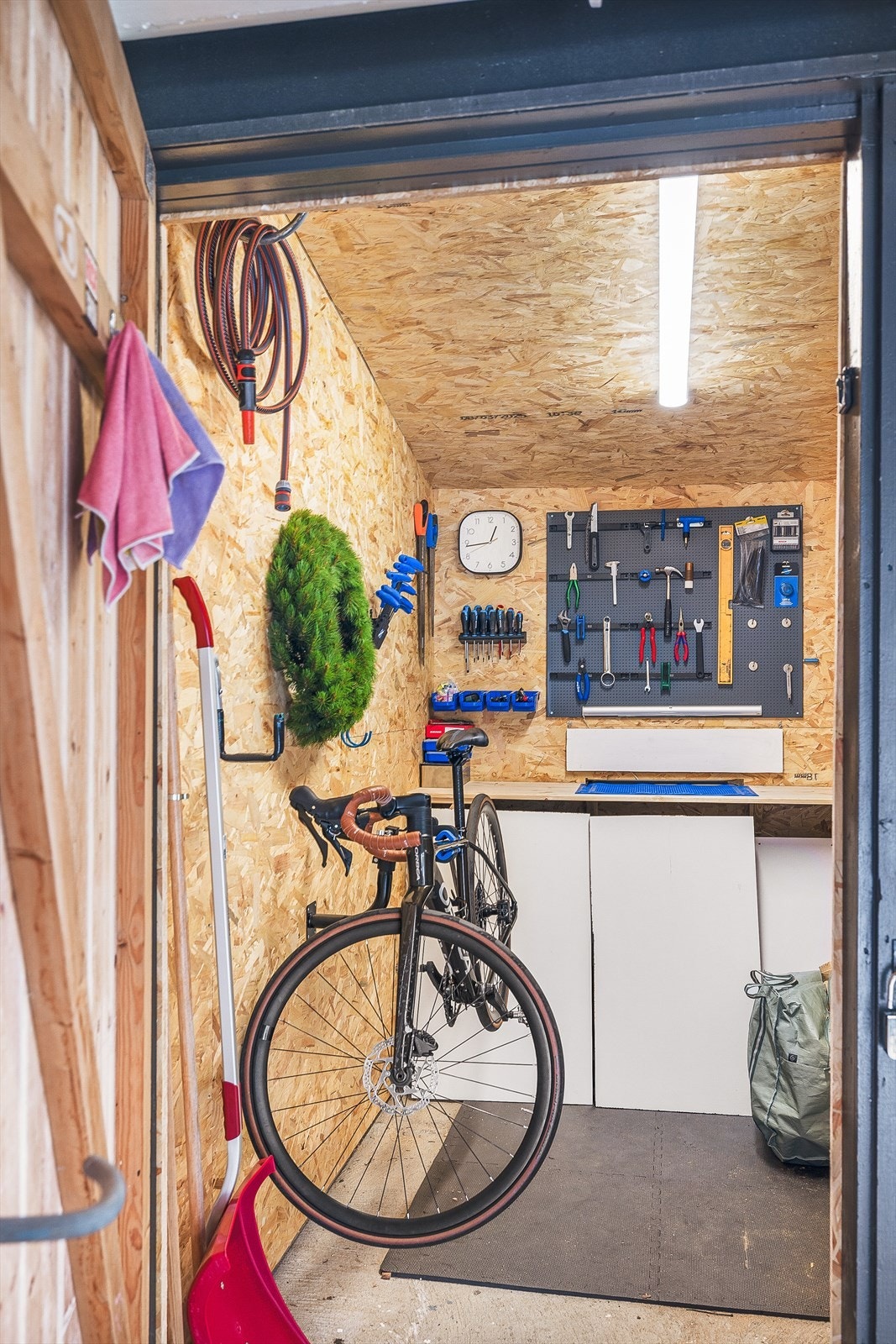 I hagen har boligen egen bod, perfekt til oppbevaring av ski, sykkelutstyr eller bildekk. Galleribilde