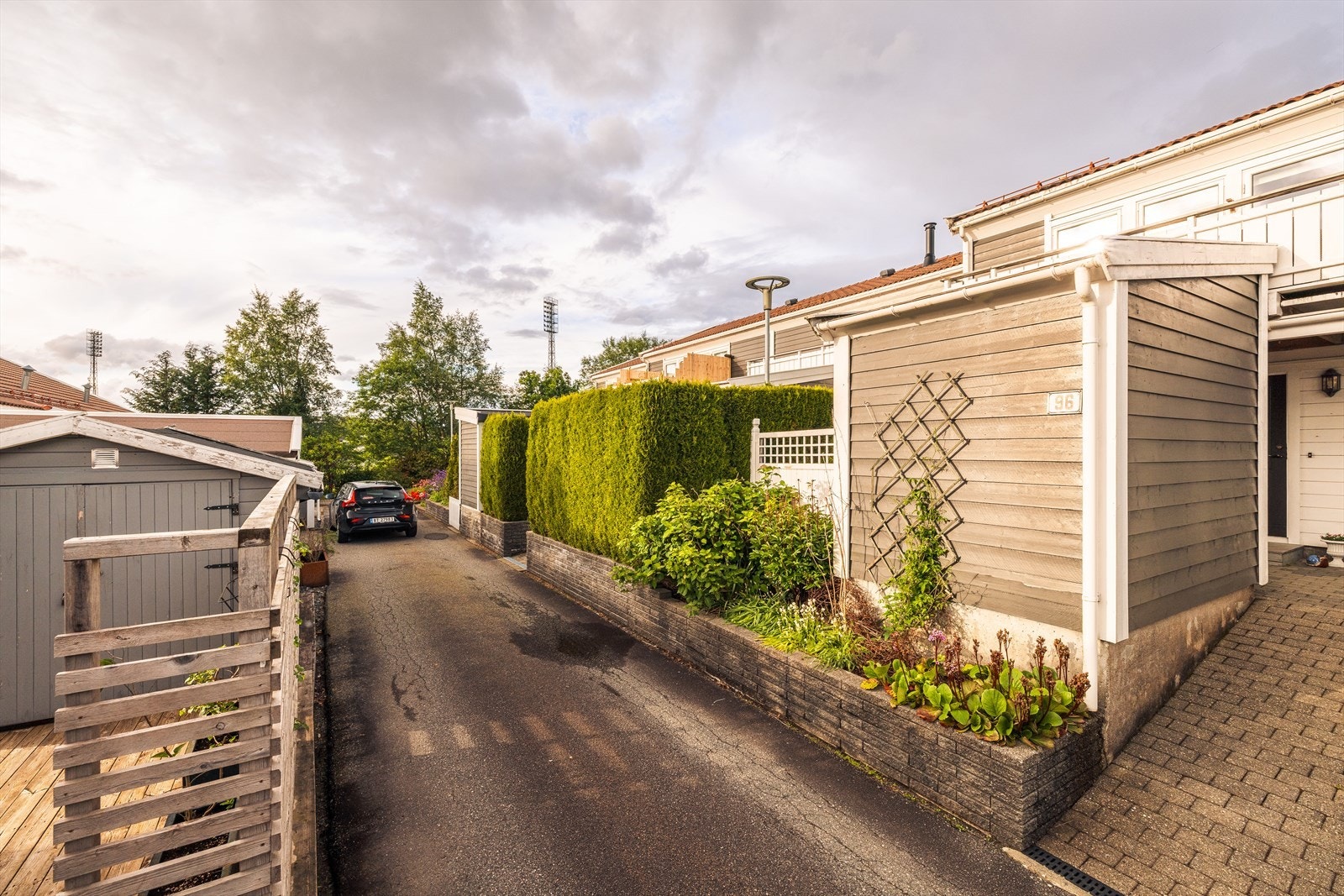 Boligen har en attraktiv beliggenhet i Rådal, et populært og veletablert boligområde sør for Bergen, spesielt for barnefamilier. Her er det stille og rolig, med gode oppvekstvilkår. Galleribilde