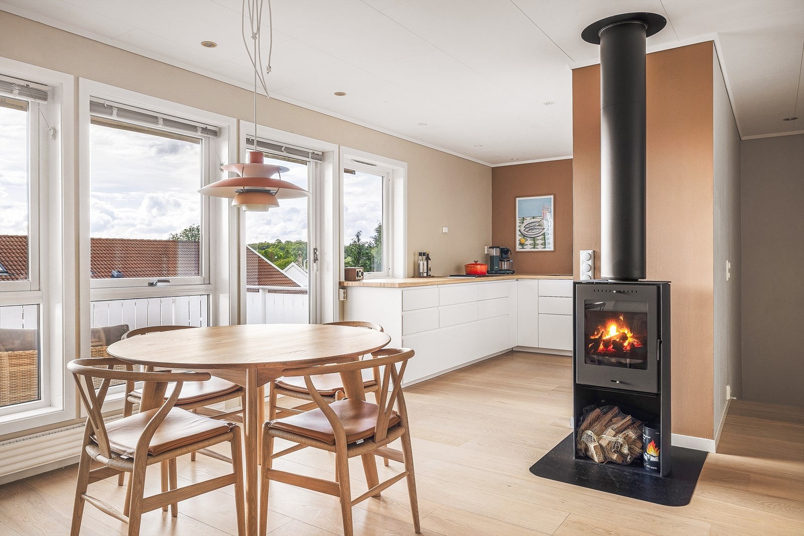 Velkommen til Råvarden 94 - et innholdsrikt og velholdt rekkehus presentert av Tage Helle v/ Fana Sparebank Eiendom. Galleribilde