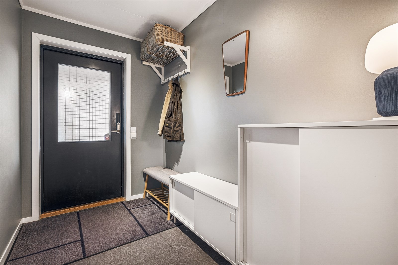 Man ønskes velkommen inn i boligens entré i første etasje, som har plass til oppbevaring av yttertøy og sko. Galleribilde