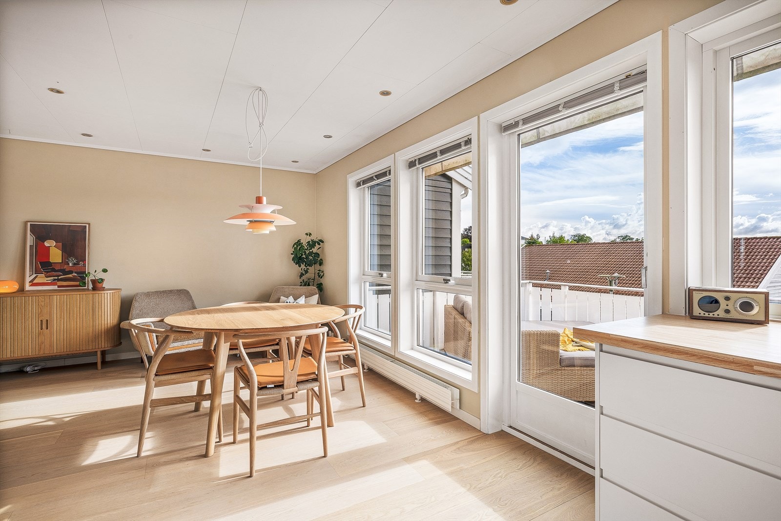 Store vindusflater slipper inn rikelig med dagslys og skaper en luftig og behagelig atmosfære. Galleribilde