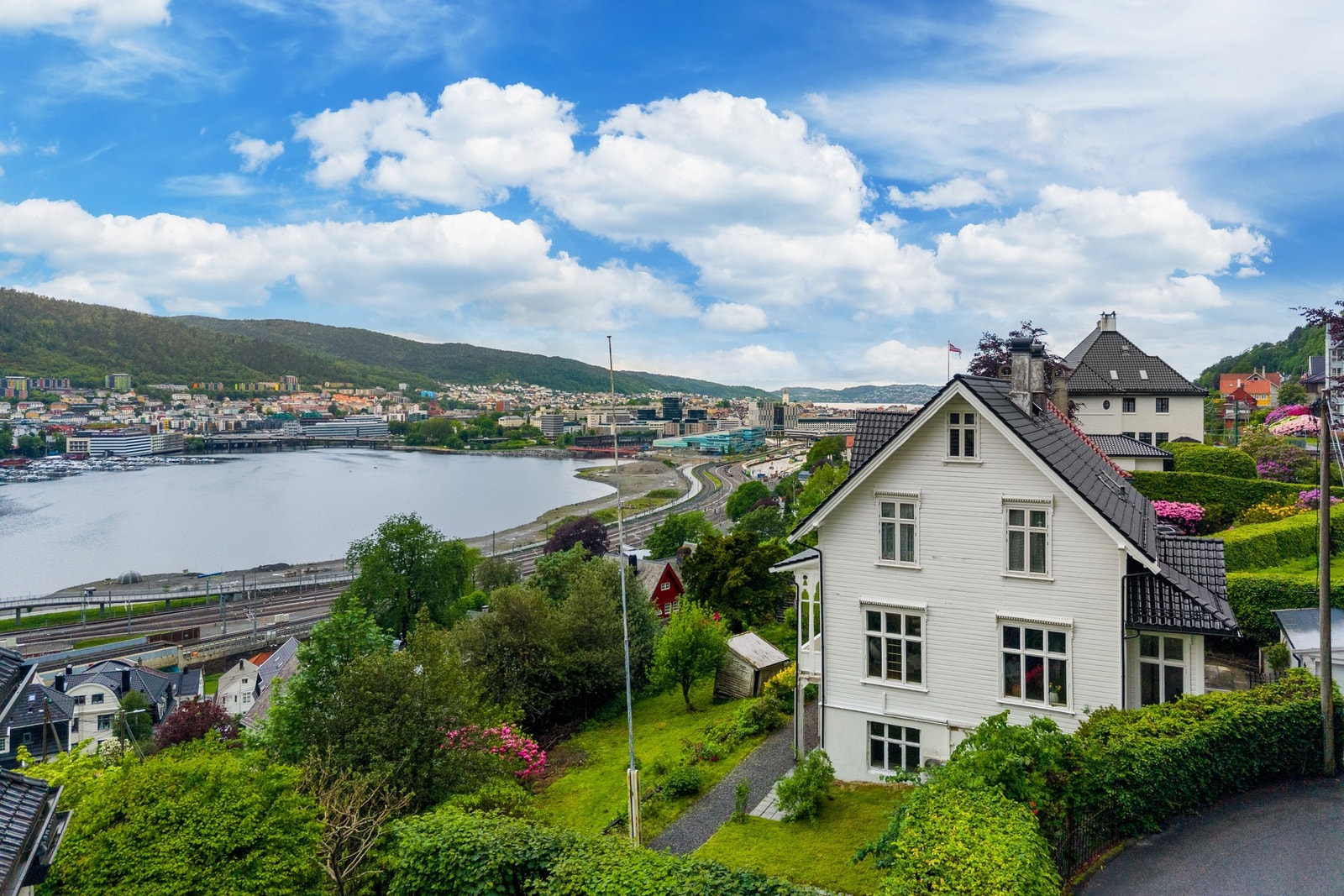 - Her har du utsikt mot Løvstakken, Store Lungegårdsvannet og sentrum er både vakker og beroligende - Galleribilde