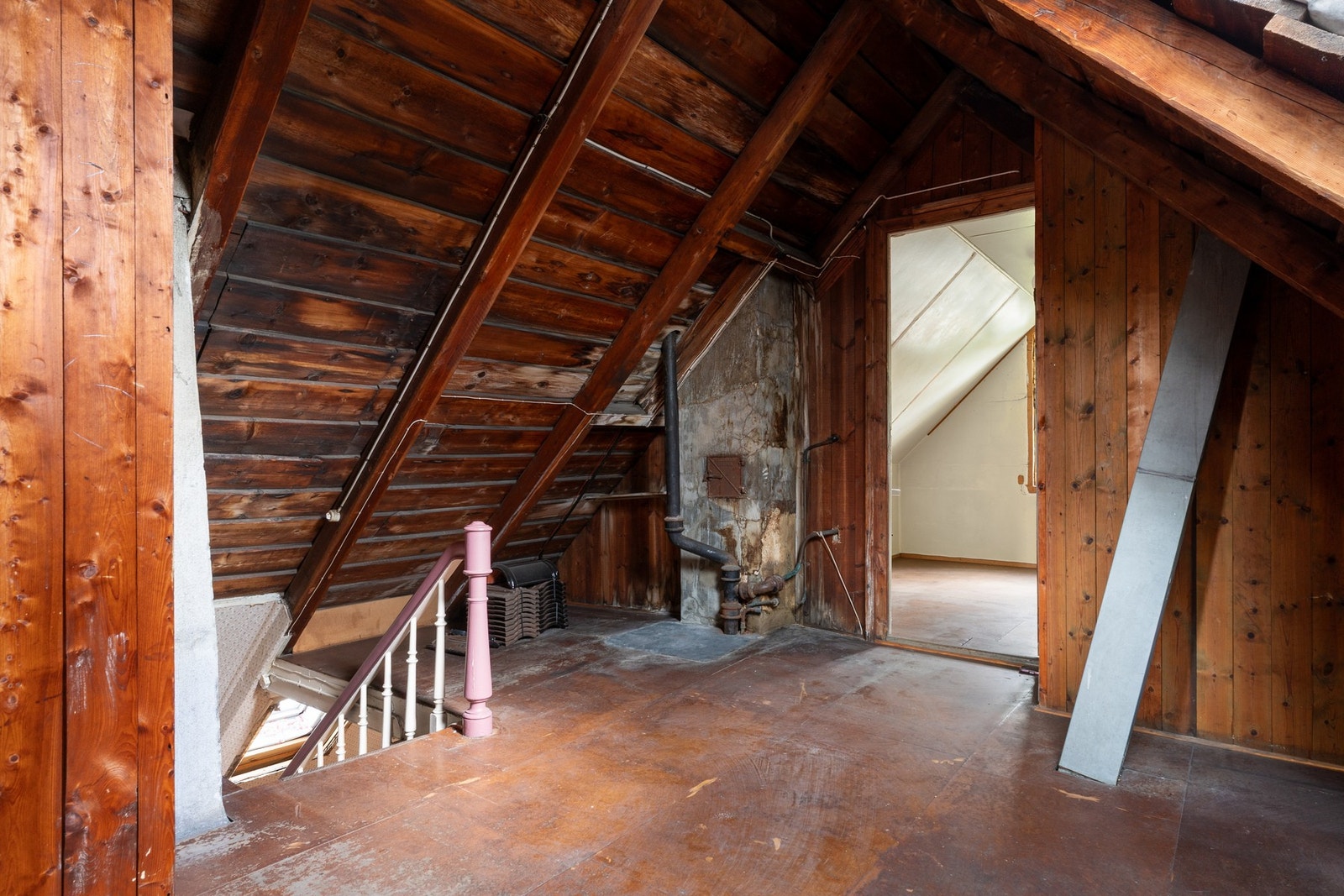 - Etasjen inneholder et uinnredet loft, samt 2 innredbare rom - Galleribilde