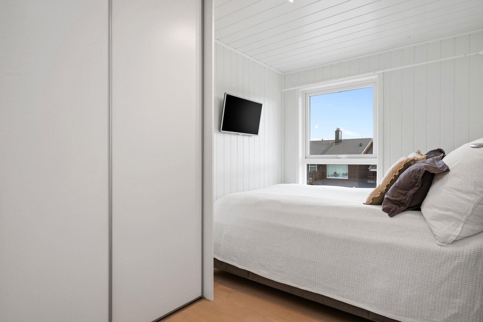 Leiligheten inneholder to soverom. Hovedsoverommet har god plass til dobbeltseng og tilhørende møblement. Galleribilde