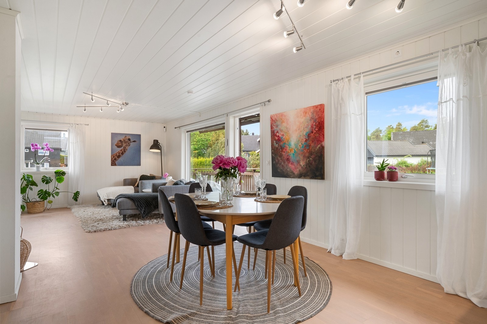 Den gjennomgående planløsningen gir fleksibilitet for møblering av både spisebord og sofagruppe. Galleribilde