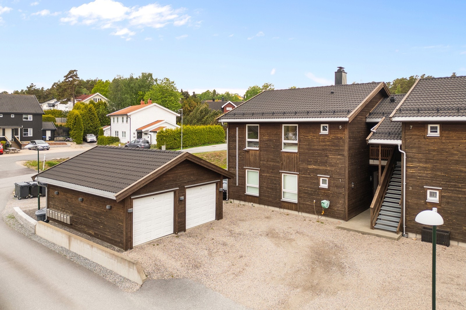 Leiligheten ligger i andre etasje, med en tilhørende del av en dobbelgarasje. Galleribilde