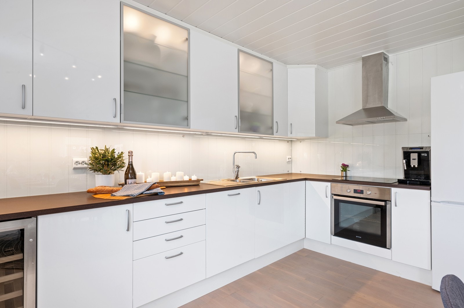 Kjøkkenventilator med avtrekk direkte ut for utlufting under matlaging. Galleribilde