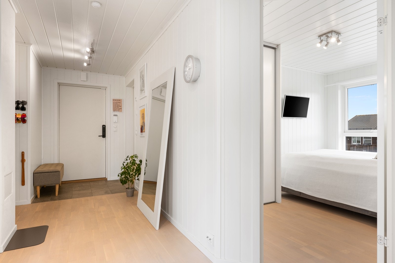 Romslig gang med flislagt inngangsparti og gulvvarme i deler av sonen. Galleribilde