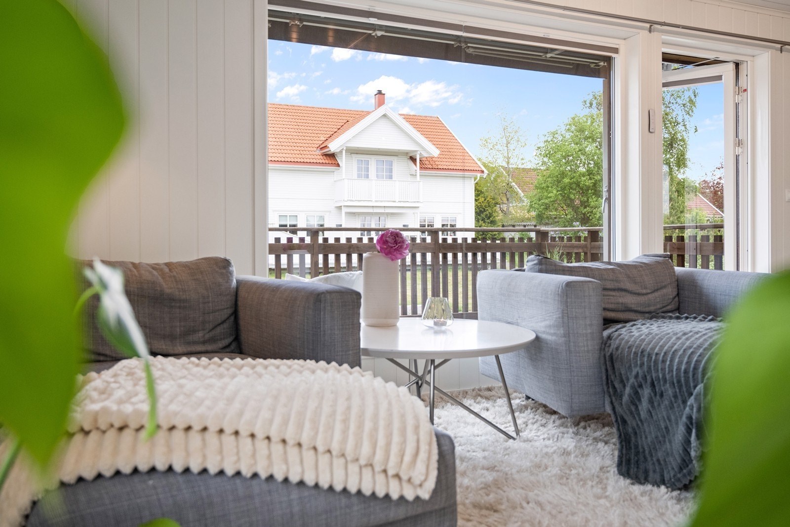 Fra stuen er det utgang til en romslig, vestvendt terrasse oppført i impregnert tre. Galleribilde