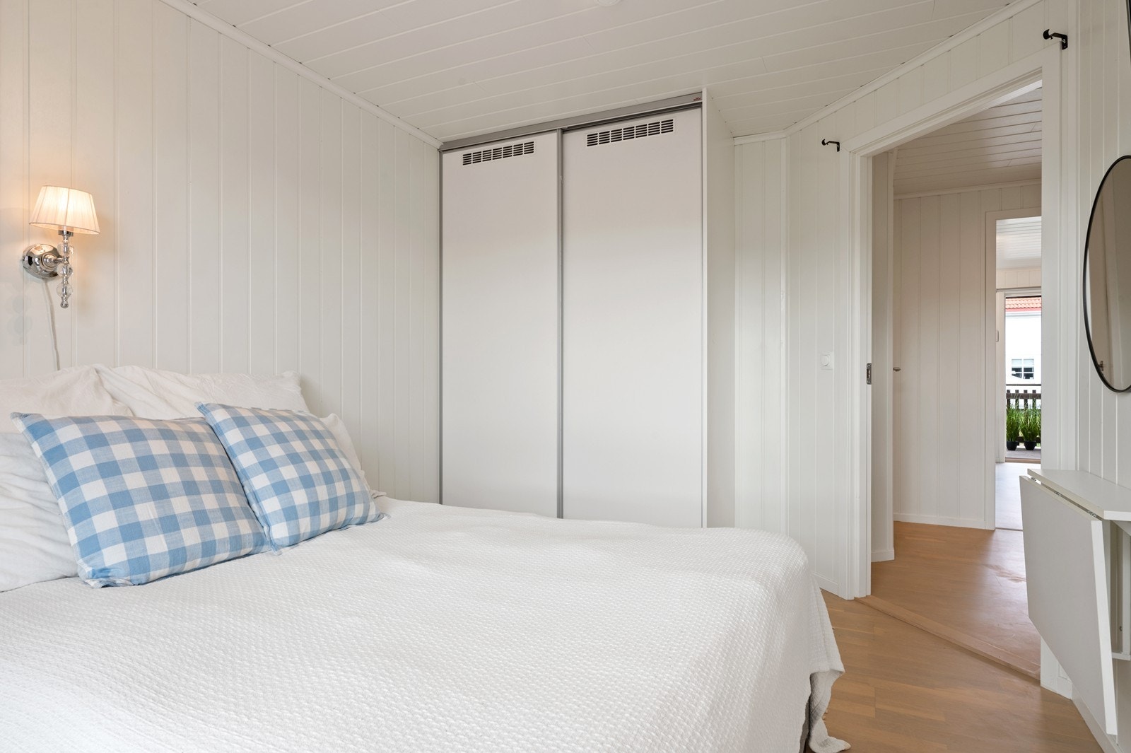 En praktisk skyvedørsgarderobe med innredning gir godt med oppbevaringsplass. Galleribilde