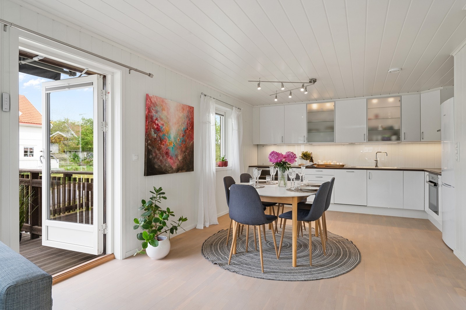 Fra spiseplassen er det direkte utgang til terrassen via en tofløyet balkongdør. Galleribilde