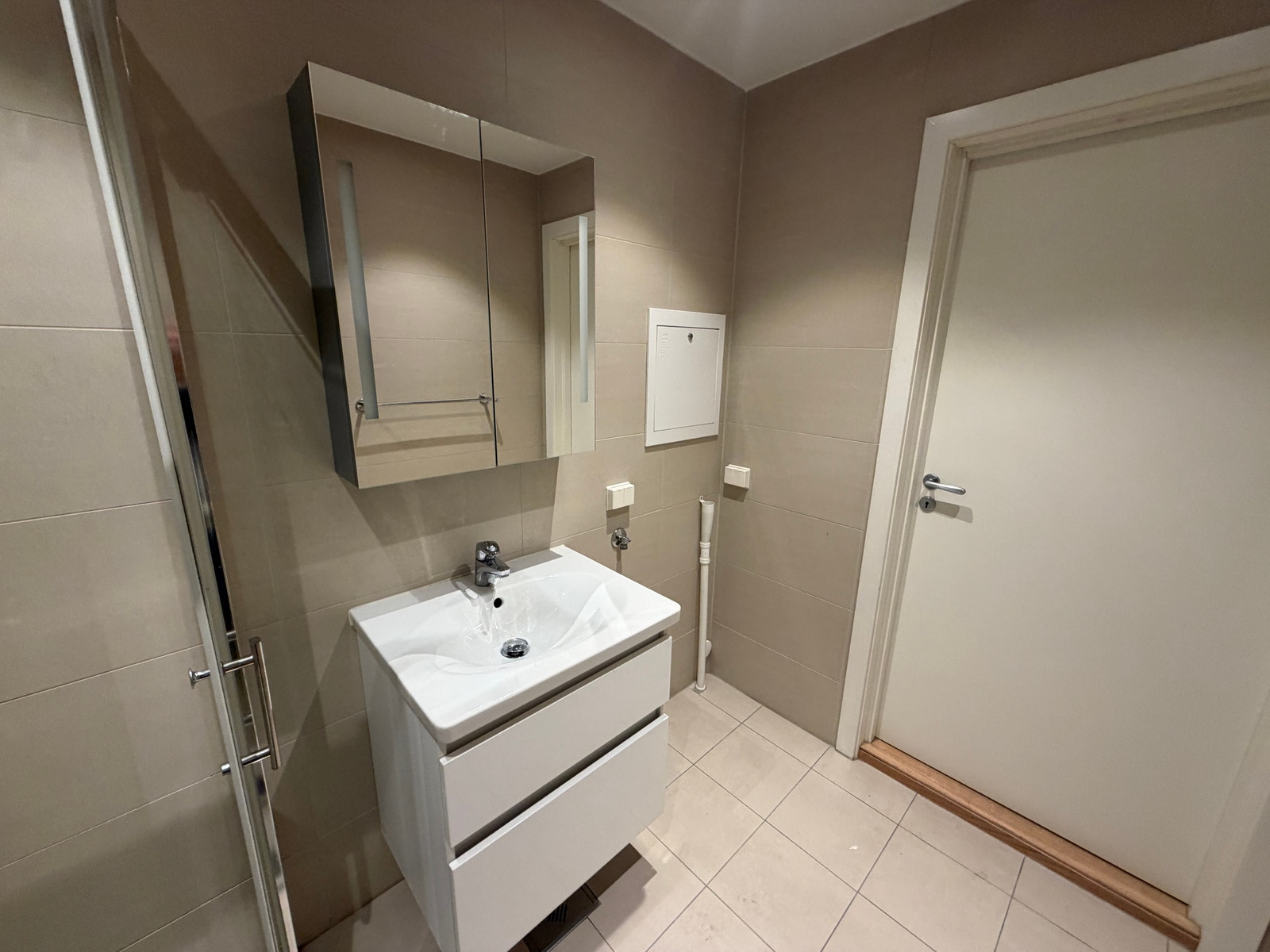 Moderne og flislagt bad med varmekabler i gulvet. Opplegg for vaskemaskin. Galleribilde