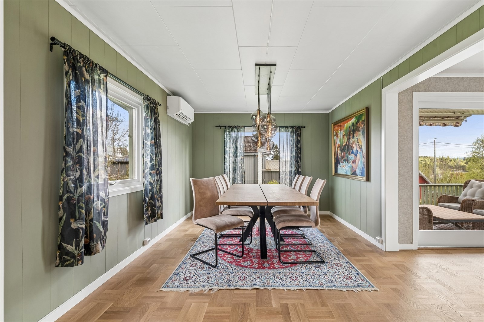 God plass til et stort spisebord for hyggelige sammenkomster. Galleribilde