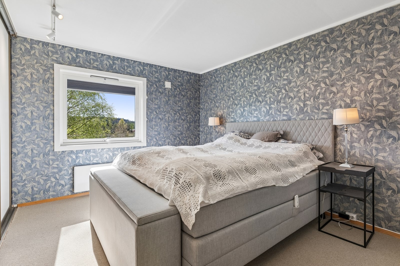 Hovedsoverom med plass til dobbeltseng og oppbevaring. Galleribilde