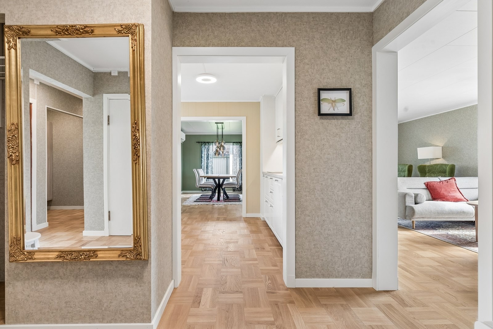 Entré med parkettgulv og varmefolie, som gir en lun velkomst. Galleribilde
